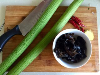 1、木耳清炒丝瓜,准备食材：丝瓜两小根，干木耳清水泡发，干辣椒数个，生姜一小块