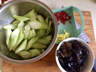 2、木耳清炒丝瓜,水发木耳揉搓清洗干净撕小朵，干辣椒清洗剪刀剪成小段，生姜去皮清洗切丝，丝瓜削皮清洗斜切小菱形块