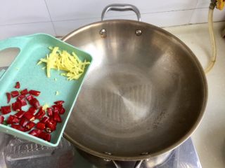 3、木耳清炒丝瓜,热锅冷油，转小火，加入姜丝干辣椒煸香，辣椒易糊，可后放