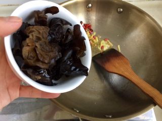 4、木耳清炒丝瓜,加入木耳煸炒