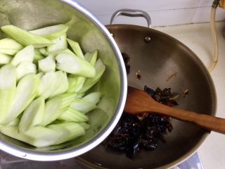 5、木耳清炒丝瓜,转中火，加入丝瓜块翻炒