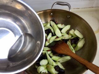 6、木耳清炒丝瓜,淋入少许清水，翻炒两分钟