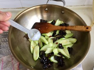 7、木耳清炒丝瓜,加入少许白糖提鲜，翻炒均匀