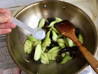 8、木耳清炒丝瓜,根据个人口味加入适量食盐，翻炒一两分钟
