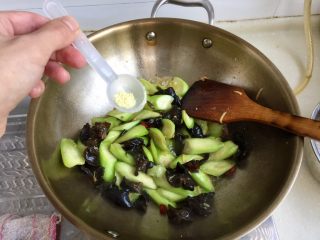 9、木耳清炒丝瓜,出锅前加入少许鸡精，翻炒均匀即可