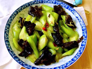 11、木耳清炒丝瓜,简简单单一道小炒，丝瓜嫩木耳脆，鲜美可口，清肠胃，养身体，美美哒