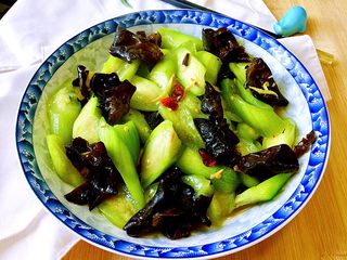 12、木耳清炒丝瓜,快来试试看吧(o^^o)