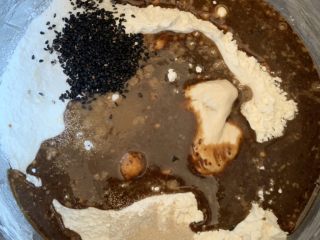 6、红枣红糖馒头,倒入红枣糊和面