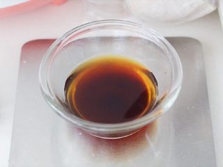 1、日式肥牛饭(完美酱汁配比),首先,取一个小碗,加入酱汁中需要的所有配料,搅拌均匀。