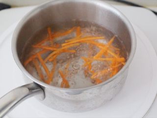 3、日式肥牛饭(完美酱汁配比),将切好的胡萝卜丝下到热水里,煮1分钟,捞出。