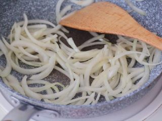 6、日式肥牛饭(完美酱汁配比),锅里倒入适量油,倒入洋葱翻炒。