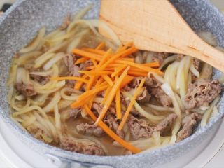 8、日式肥牛饭(完美酱汁配比),关火之后,倒入之前煮过的胡萝卜丝,拌匀。