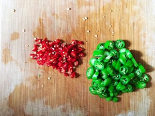 2、剁椒鸡翅,小米椒和杭椒洗净切碎备用。