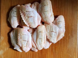 3、剁椒鸡翅,鸡翅洗净，用刀在鸡翅上划三道口子方便入味。口子不用划得过深。