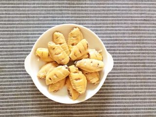 5、剁椒鸡翅,煮好的鸡翅捞出装盘备用。