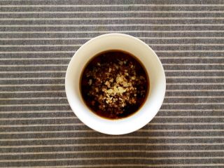 6、剁椒鸡翅,取一个碗放入生抽1勺、蒸鱼豉油1勺、剁椒酱25g、蚝油1茶匙、白糖5g、蒜末（可以多放一些）、藤椒油2茶匙、盐2g（因为生抽、蒸鱼豉油、剁椒酱均含盐，所以盐一定要少放）。