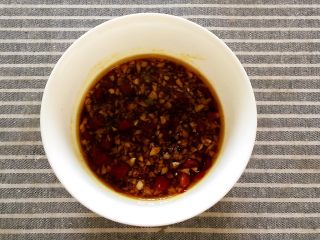 7、剁椒鸡翅,将调味汁搅拌均匀备用。