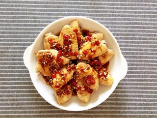 8、剁椒鸡翅,将调味汁用勺子均匀的淋在鸡翅上。