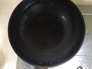 11、剁椒鸡翅,锅中放入约20ml菜籽油，将油烧至六成热。