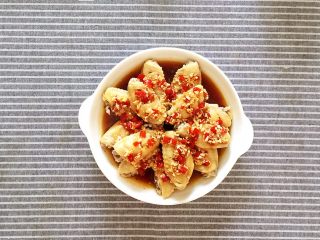 10、剁椒鸡翅,将蒸好后的鸡翅取出备用。