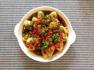 13、剁椒鸡翅,将小米椒碎和杭椒碎的热油均匀淋在鸡翅上。