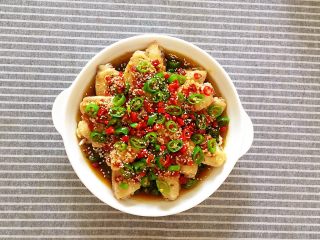 14、剁椒鸡翅,撒上一小把熟芝麻。