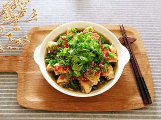 15、剁椒鸡翅,最后撒上葱花和香菜碎即可。此菜香味四溢，鲜辣嫩滑，唇齿留香。