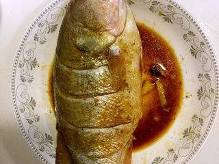 1、烤鲈鱼,把鲈鱼洗净，用黄酒、盐、鲜酱油、生姜、黑白胡椒粉腌制十五分钟