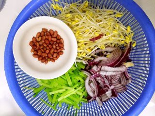 2、烤鲈鱼,把芹菜洗净切段，洋葱切丝，黄豆芽洗净