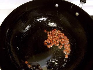 4、烤鲈鱼,把花生米放油锅里用中火炒，一听到劈啪声，马上盛起来