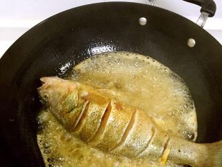5、烤鲈鱼,开油锅，把鲈鱼炸一遍