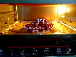 7、烤鲈鱼,把烤盘放入已预热的烤箱，用200度上下火烤25分钟