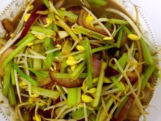 11、烤鲈鱼,煸炒上色后加适量清水烧开，并盛出