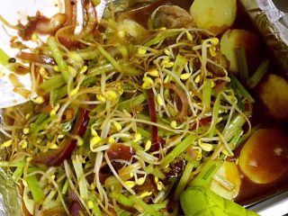 12、烤鲈鱼,再倒在已烤好的鲈鱼上