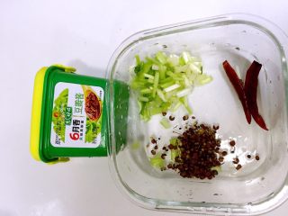 8、烤鲈鱼,准备香料，葱颈切段，干辣椒切段，花椒少量及豆瓣酱2至3调羹，这部份量可以根据个人喜好用量