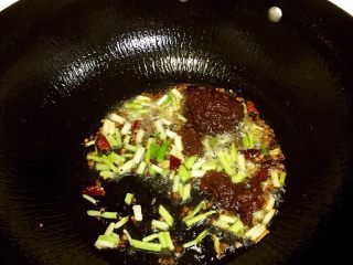 9、烤鲈鱼,把所有香料放入油锅煸炒出香味