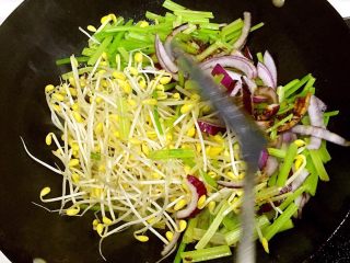 10、烤鲈鱼,再加入芹菜，黄豆牙，洋葱加盐与糖适量翻炒