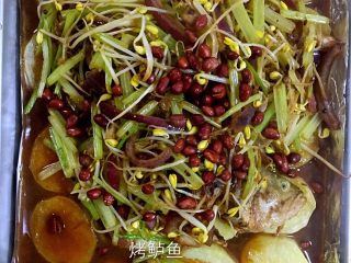 14、烤鲈鱼,最后放上花生米，可以享用外脆里嫩的烤鲈鱼啦????????