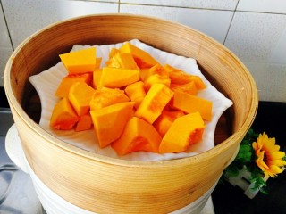 2、#最爱包子#+仿真小南瓜豆沙包,切块蒸熟