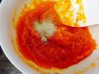 7、#最爱包子#+仿真小南瓜豆沙包,不烫手时加入酵母粉，搅拌均匀