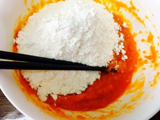 8、#最爱包子#+仿真小南瓜豆沙包,然后再加入中筋面粉，可以分两次加，先用筷子拌成絮状，