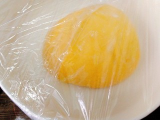 10、#最爱包子#+仿真小南瓜豆沙包,包上保鲜膜温暖处进行发酵