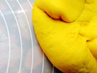 13、#最爱包子#+仿真小南瓜豆沙包,案板上撒点干粉，揉排气