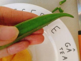 23、#最爱包子#+仿真小南瓜豆沙包,准备好秋葵，取尾部，当南瓜蒂子