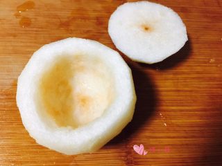 2、冰糖雪梨,梨削皮，切掉顶部。用勺子挖掉梨核。
