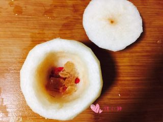 3、冰糖雪梨,放入黄冰糖和枸杞，顶部盖回去