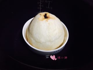 4、冰糖雪梨,放在一个稍微深点的碗或者盘子里。隔水炖一个小时