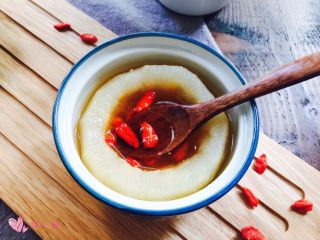 5、冰糖雪梨,炖至梨子软糯出锅即可。梨子自己会出水。。