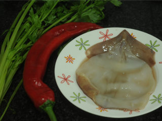 1、芹菜炒鱿鱼卷,食材准备好