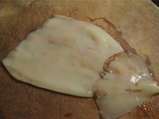 2、芹菜炒鱿鱼卷,鱿鱼清洗干净，放入白醋水里泡十分钟左右，将皮撕掉